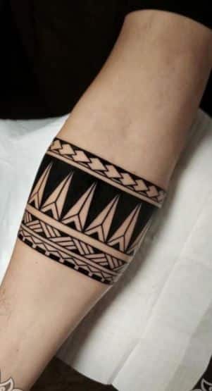 tatuaje brazalete griego