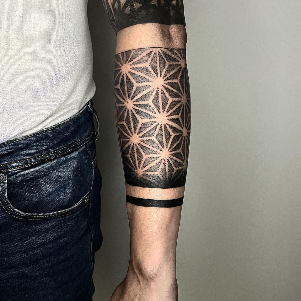 tatuaje brazalete geométrico