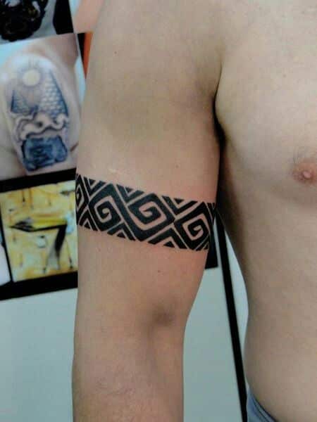 tatuaje brazalete bíceps