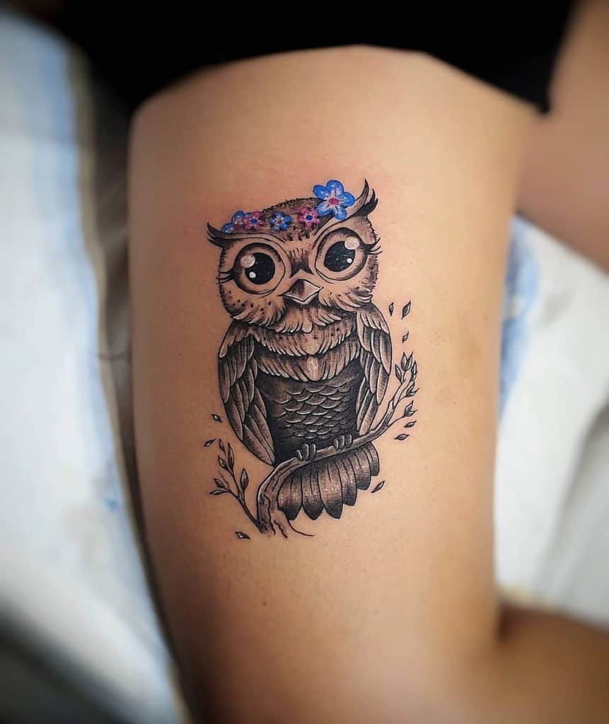 tatuaje búho flores