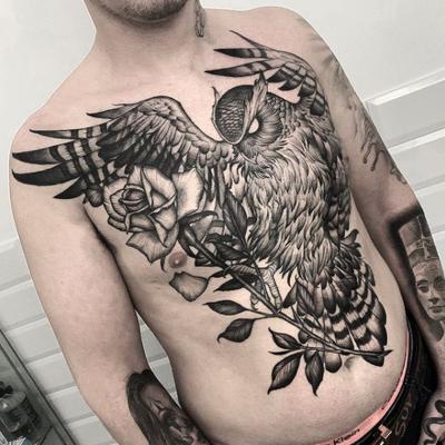 tatuaje búho torso