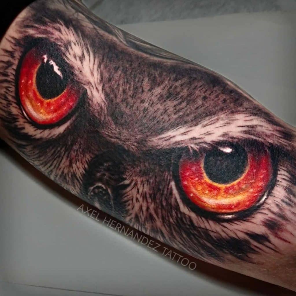 tatuaje búho ojos rojos