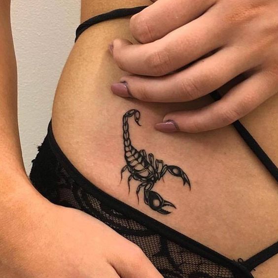 tatuaje escorpión blackwork