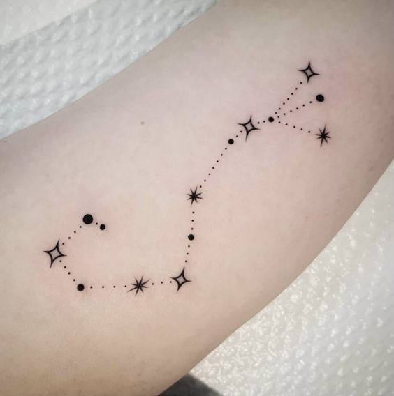 tatuaje escorpión estrellas