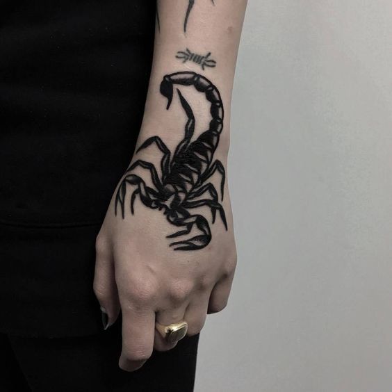 tatuaje escorpión negro