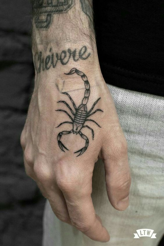 tatuaje escorpión dedos