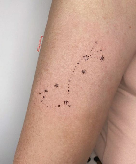 tatuaje escorpión constelación