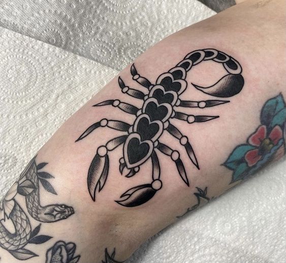 tatuaje escorpión tradicional