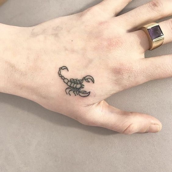 tatuaje escorpión mano