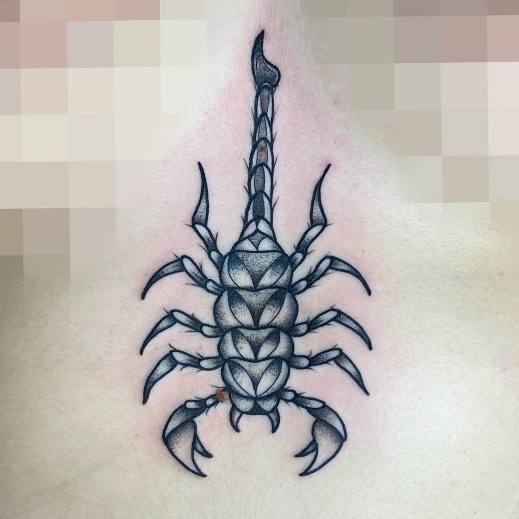 tatuaje escorpión esternon