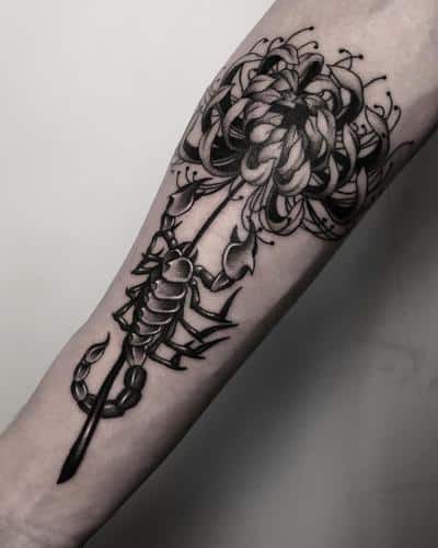 tatuaje escorpión flores