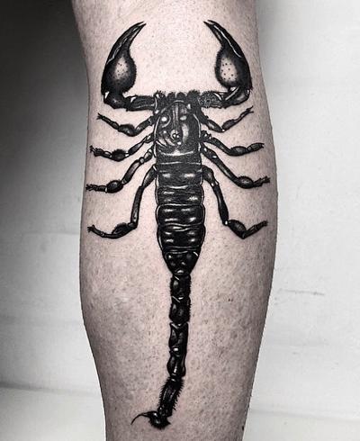 tatuaje escorpión pierna
