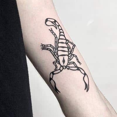 tatuaje escorpión lineal