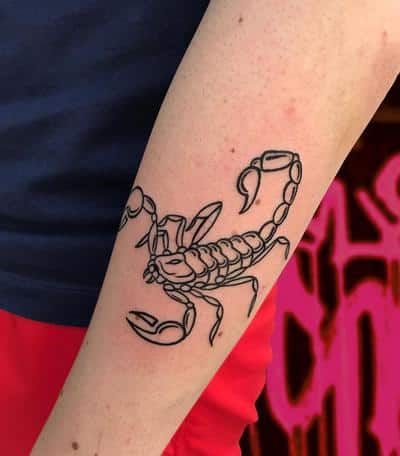 tatuaje escorpión brazo
