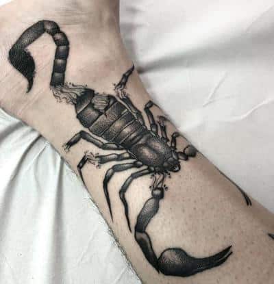 tatuaje escorpión muñeca
