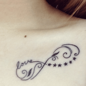 tatuaje infinito clavícula