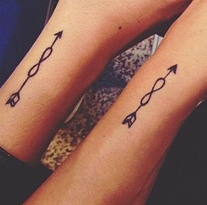tatuaje infinito flecha