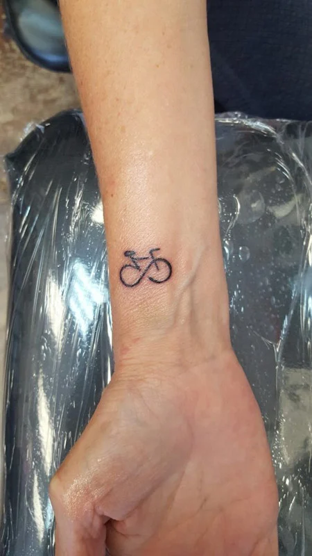 tatuaje infinito bicicleta