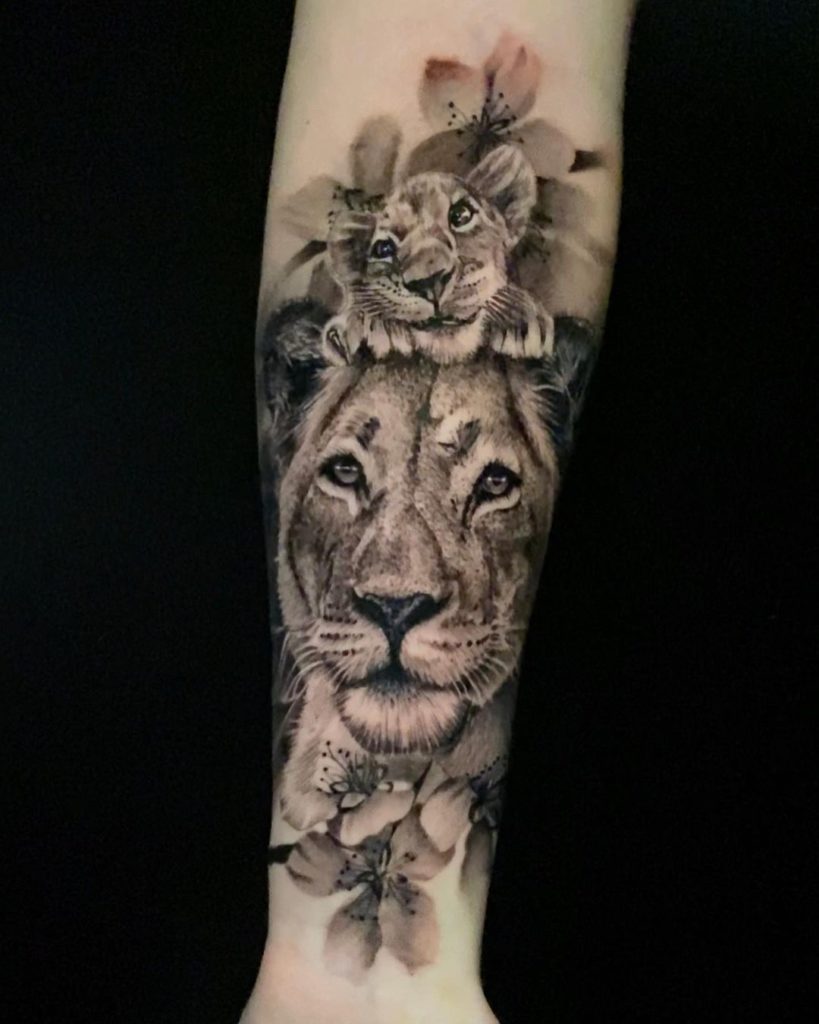 tatuaje león crías