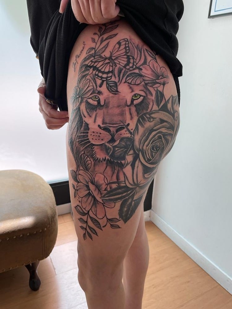 tatuaje león muslo