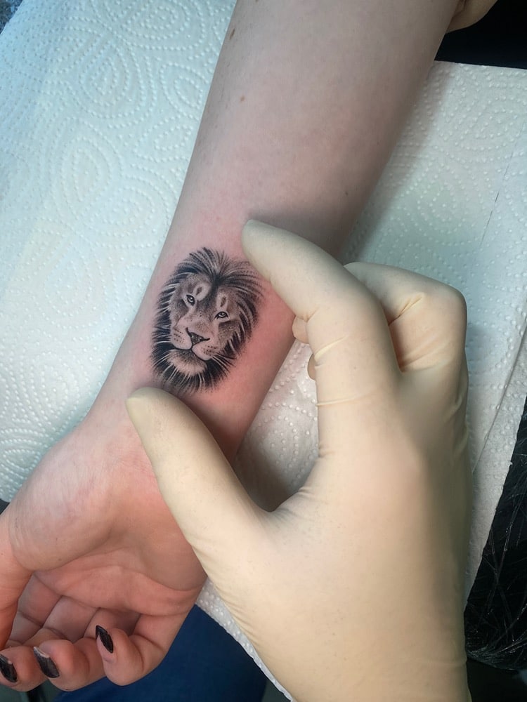 tatuaje león microrealismo