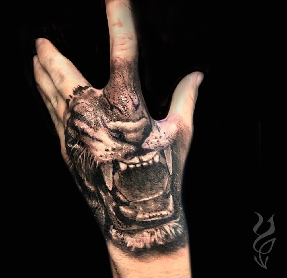 tatuaje león dedos