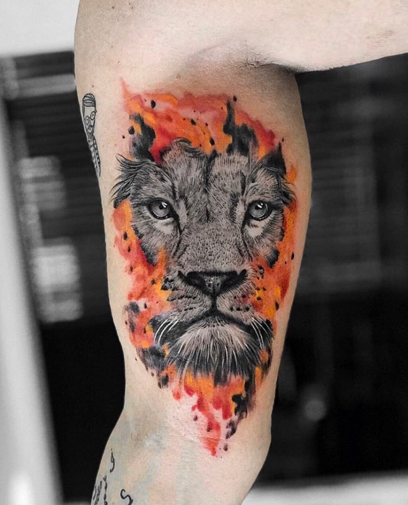 tatuaje león fuego