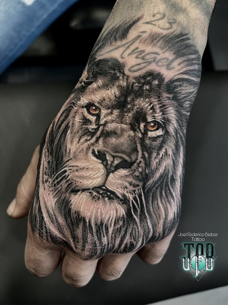 tatuaje león mano