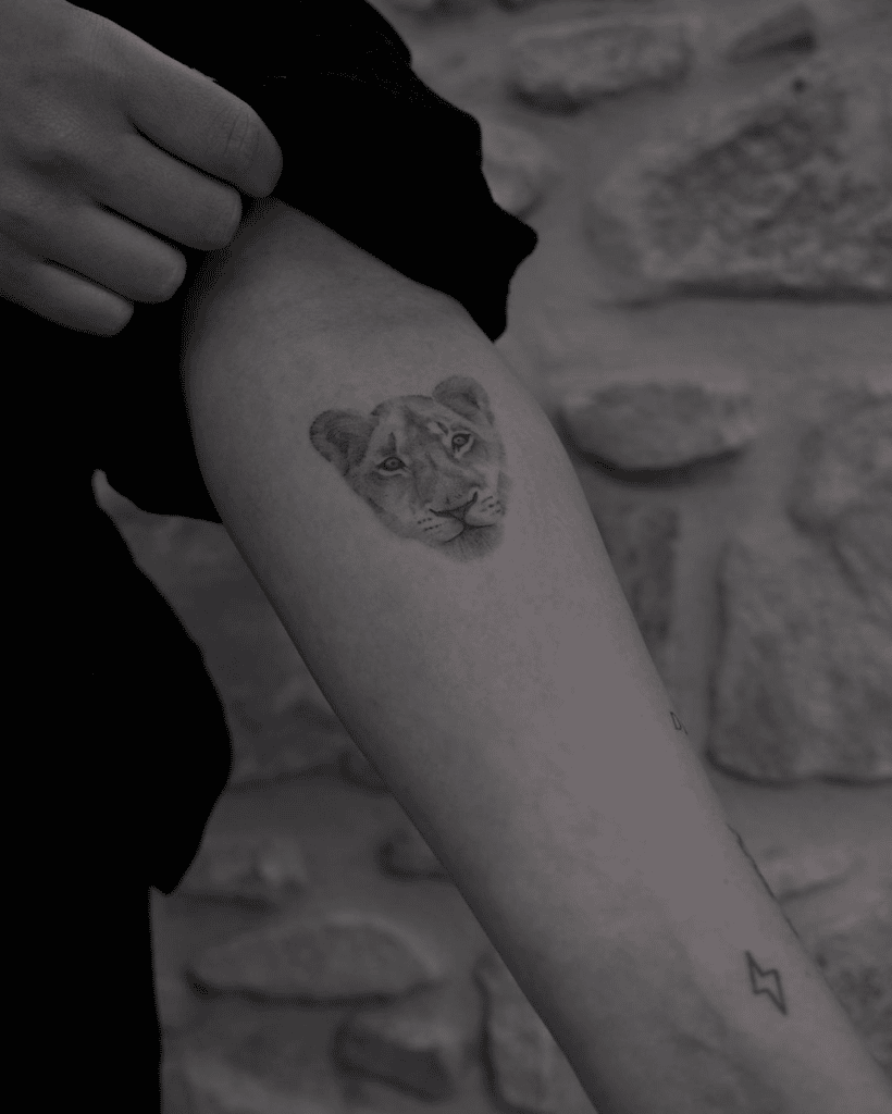 tatuaje león microrealista
