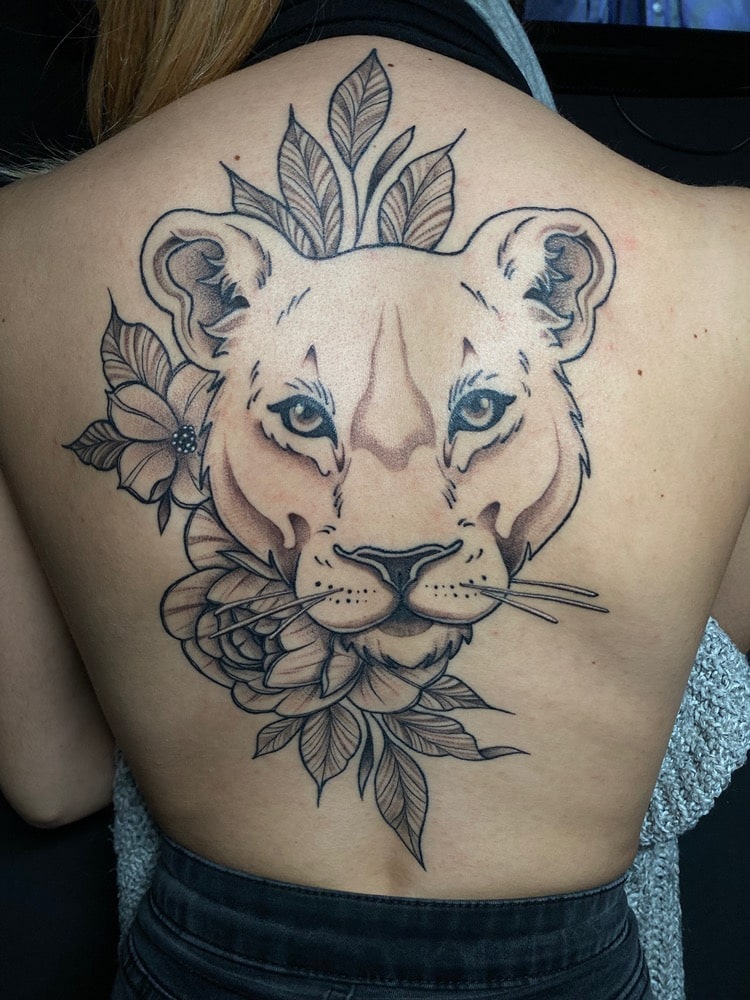tatuaje león espalda