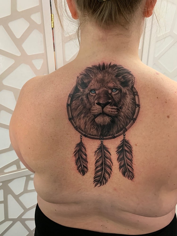 tatuaje león atrapasueños