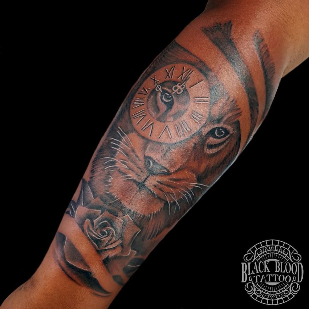 tatuaje león brújula