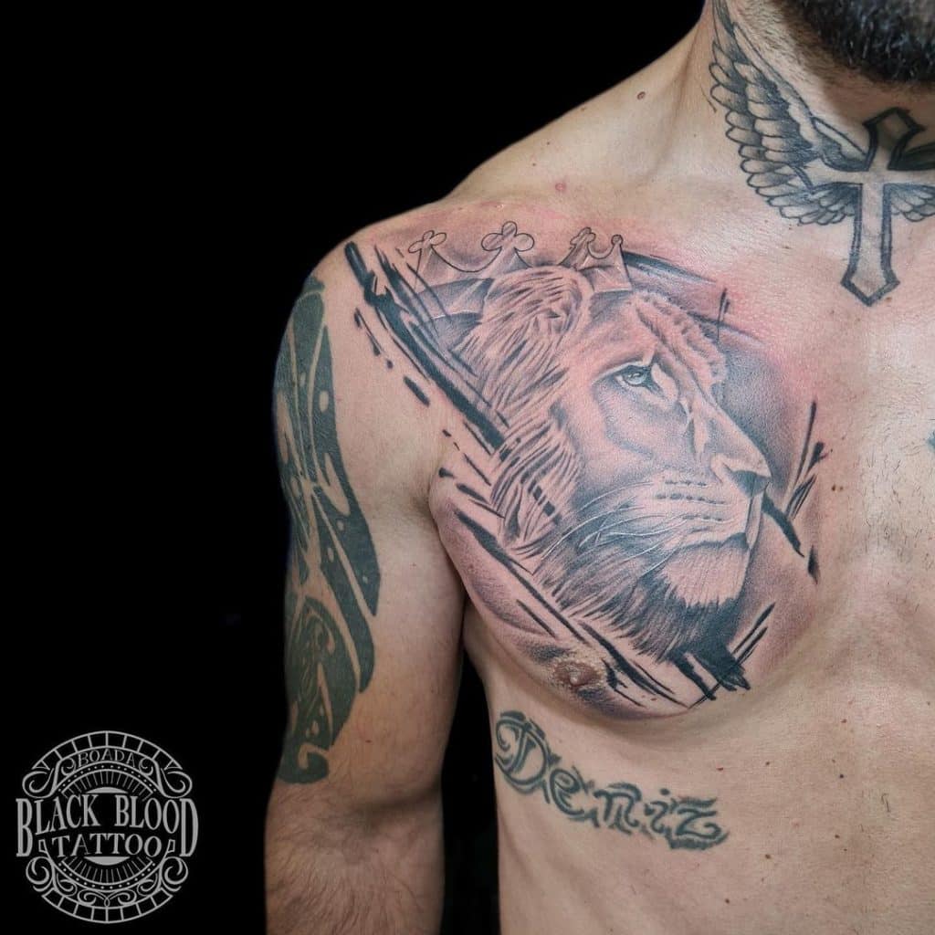tatuaje león pecho