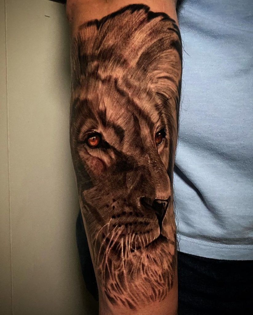 tatuaje león realista
