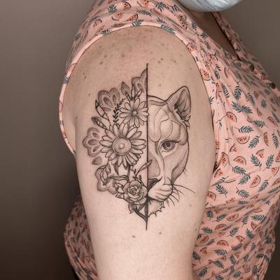 tatuaje león flores