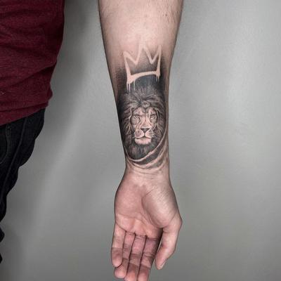 tatuaje león corona