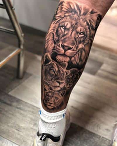tatuaje león pierna