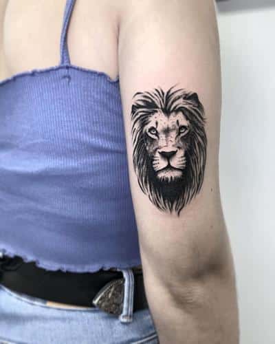 tatuaje león codo