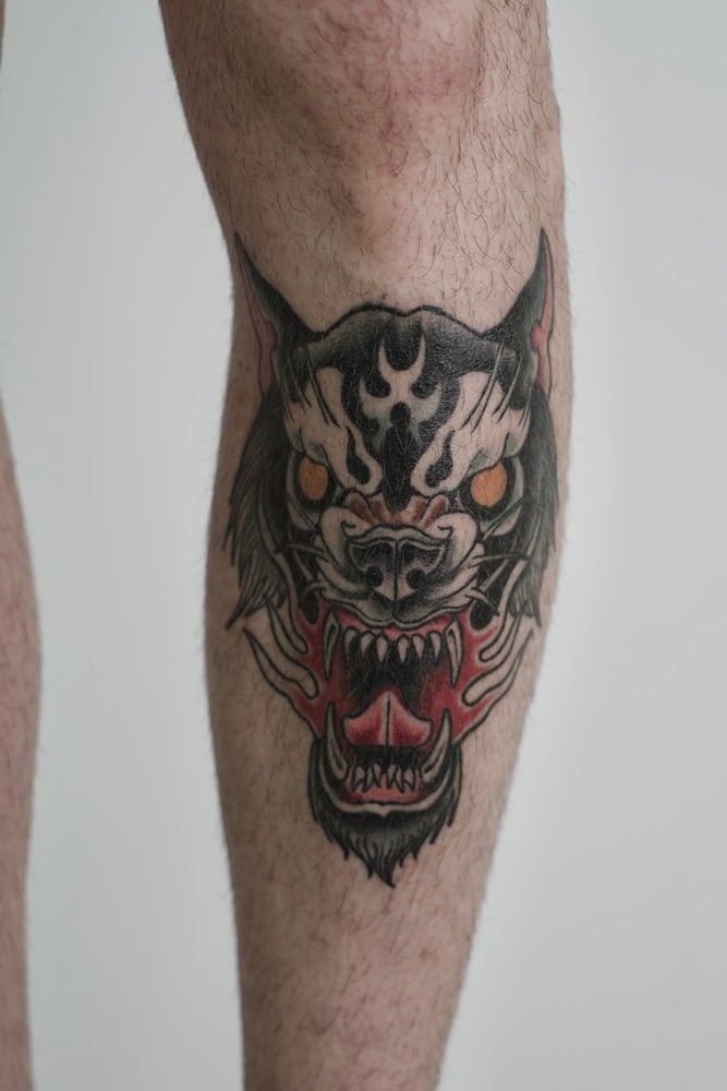 tatuaje lobo aullando