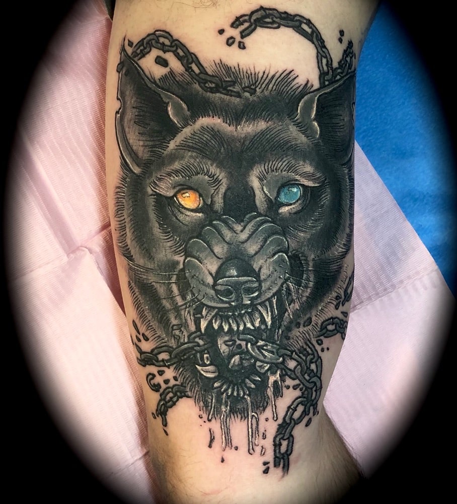 tatuaje lobo brazo