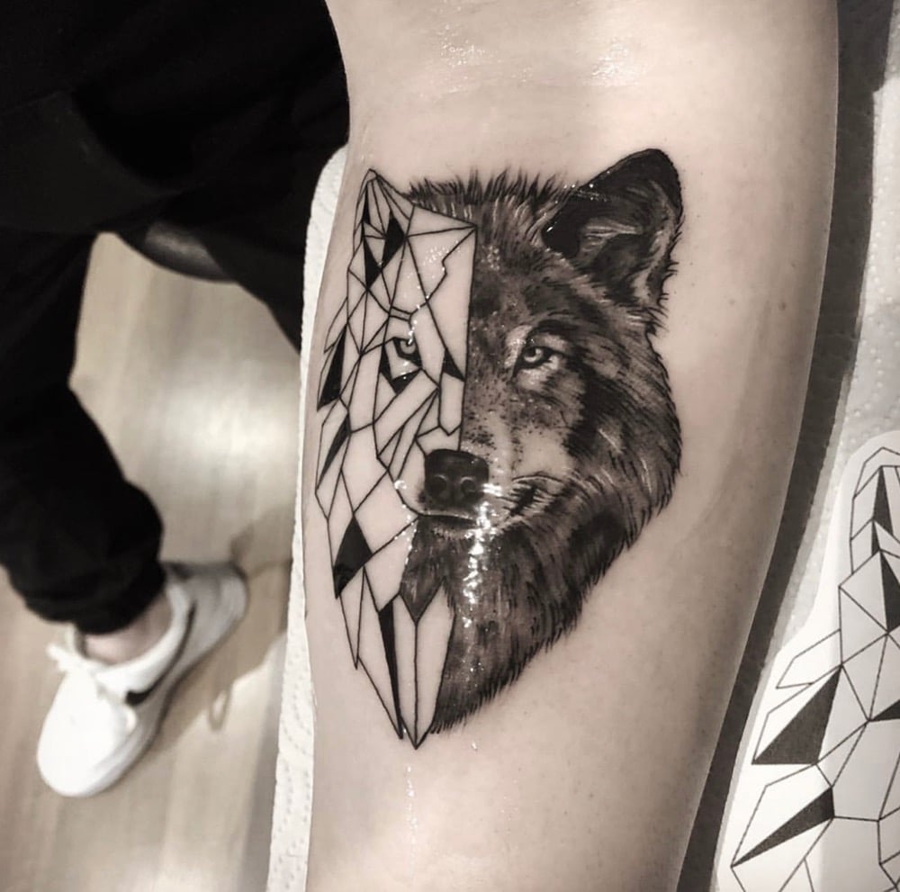 tatuaje lobo geométrico