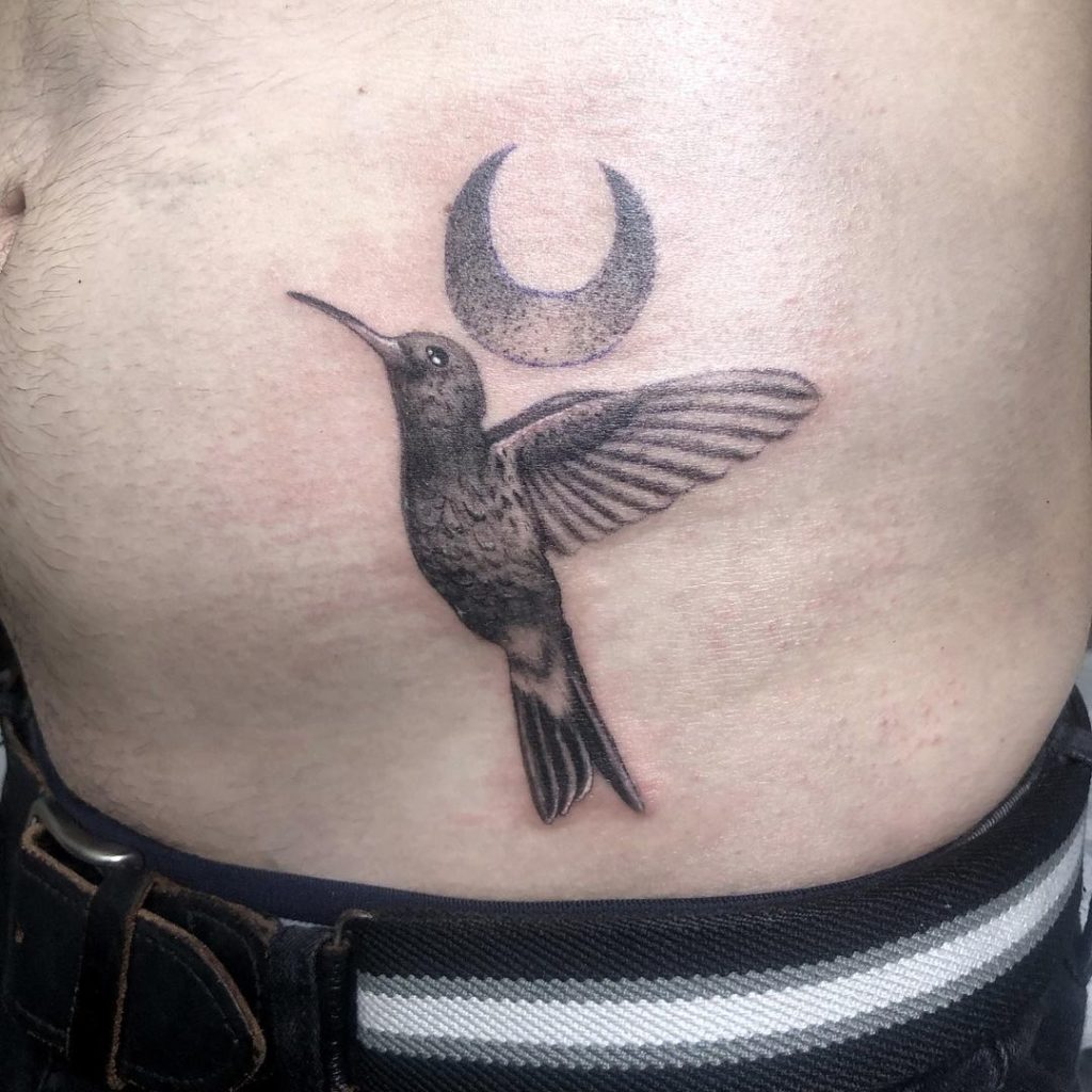 tatuaje luna colibrí