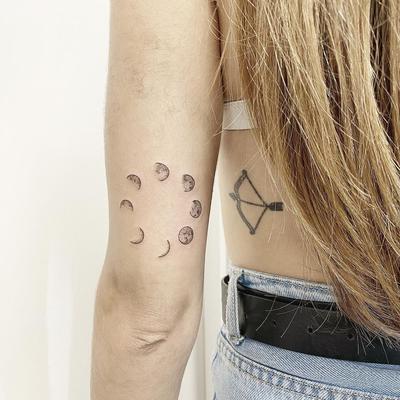 tatuaje luna codo
