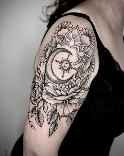 tatuaje luna ornamental