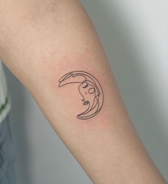 tatuaje luna linea fina