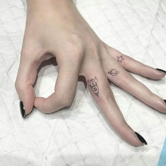 tatuaje planetas dedos