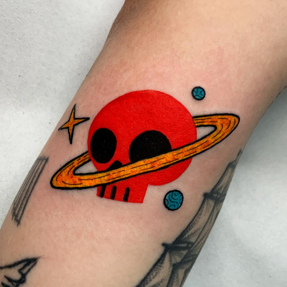 tatuaje planetas calavera