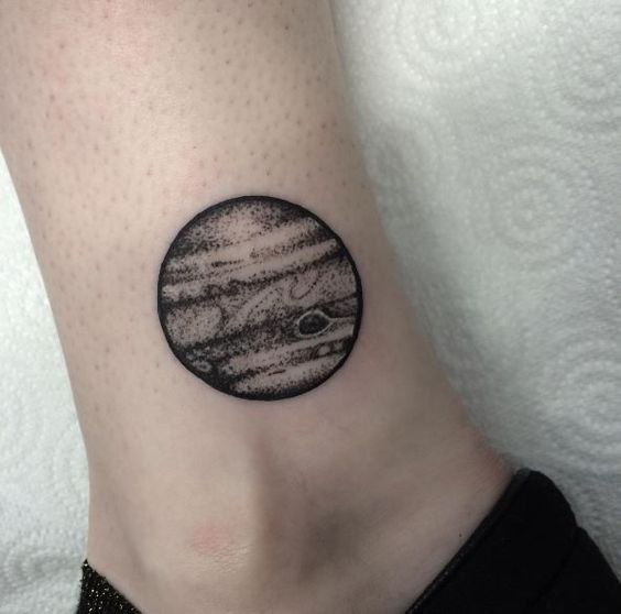 tatuaje planetas blackwork