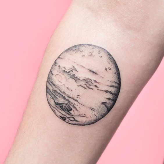 tatuaje planetas fineline