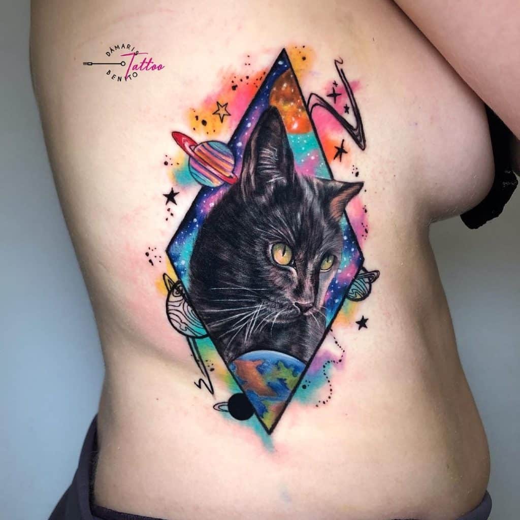 tatuaje planetas gato